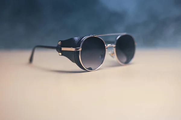 Gafas de sol steampunk con inserciones de cuero con humo sobre fondo oscuro —  Fotos de Stock