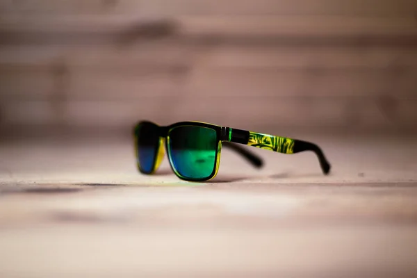 Occhiali da sole verdi polarizzanti vintage su sfondo in legno — Foto Stock
