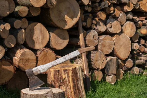 Fotografía Sobre Tema Hacha Acero Grande Con Mango Madera Hacha — Foto de Stock