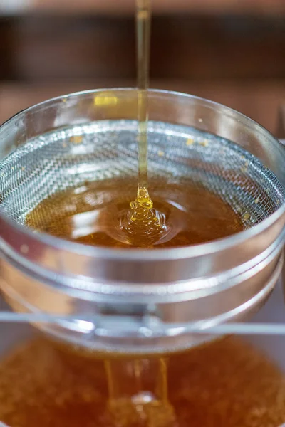 Druppel Honing Van Zeshoekige Honingraten Gevuld Met Gouden Nectar Honingraten — Stockfoto