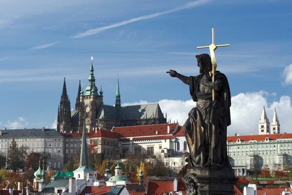 Estatua de San Juan Bautista en Praga Fotos De Stock
