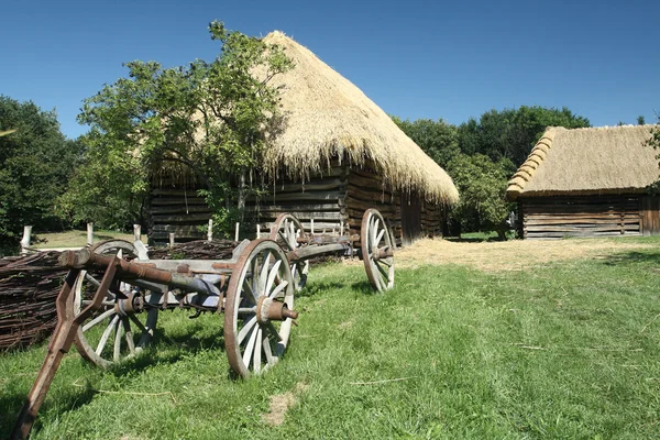 Alter hölzerner Heuwagen — Stockfoto