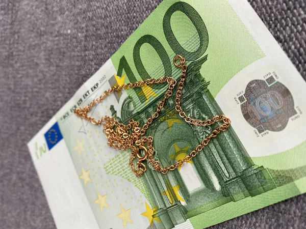 Cadeia Ouro Está Nota 100 Euros Fundo Cinza Tecido Comprar — Fotografia de Stock