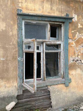 Eski bir evin kırık penceresi. Ev yıkım ve yıkıma hazır. Bir açıyla fotoğraf