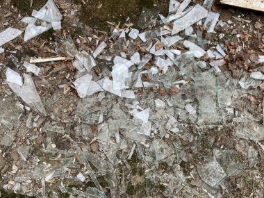 Kırık camlar, yerdeki toprak, kırık camlar. Yıkım.