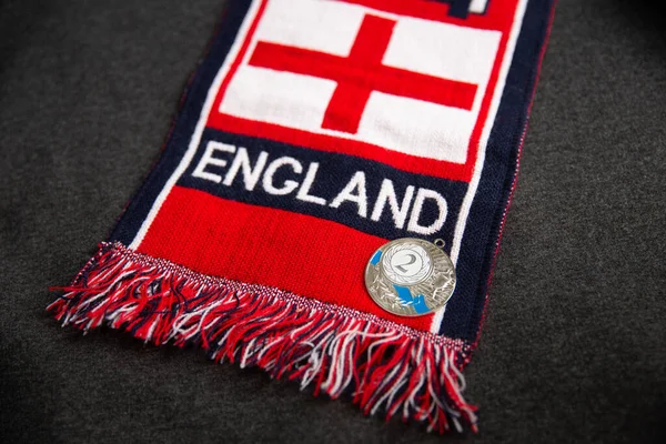 Červená Šála Fotbalového Fanouška Velké Británie Nápisem Anglie Stříbrná Medaile — Stock fotografie