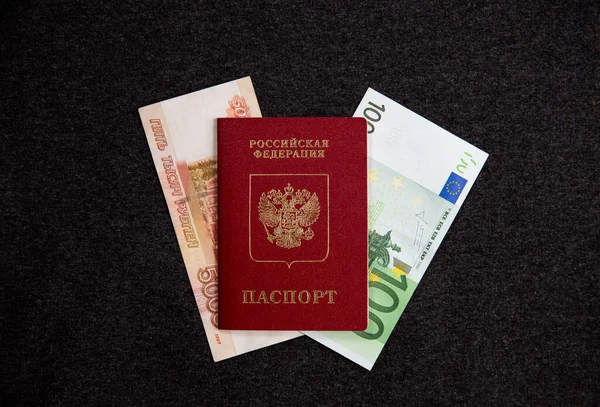 Passaporte Russo Euros Rublos Flatlay Câmbios Fundo Têxtil Escuro 100 — Fotografia de Stock