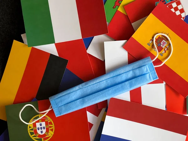스포츠를 세계와 유럽의 깃발에 의료용 푸른마스크 관광객들의 선수권 로열티 프리 스톡 이미지