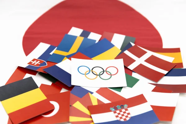 ロシアのマリ 2021年6月16日 リングを持つオリンピックフラグは 世界の旗にあります 日本の国旗の背景 観光旅行 選手権 — ストック写真