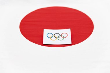 Mari El, Rusya - 16 Haziran 2021: Halkalı Olimpiyat bayrağı Japon bayrağının kırmızı daire arka planında. Tokyo Olimpiyatları ve sporcular için