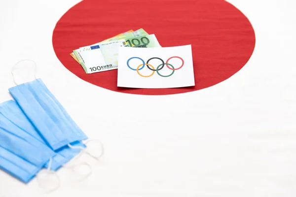 2021年6月16日 俄罗斯玛丽 Mari Russia 在日本国旗的背景下 悬挂着环状和欧元的奥运旗帜 医疗面罩和彩色空间 免费白色区域 奥运会 — 图库照片
