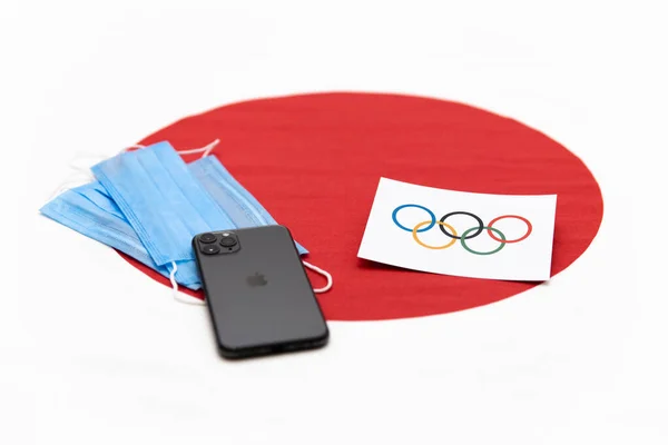 러시아 2021 로고와 올림픽 깃발이 새겨진 아이폰 국기의 배경을 이루고 — 스톡 사진