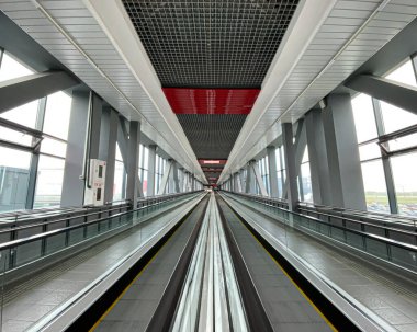 Travalator, havaalanındaki pist. Gri ve uzun