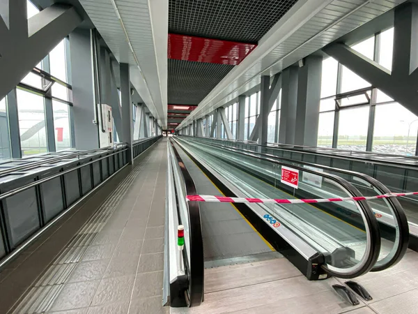 트래블 레이터 공항의 그레이와 새하얀 줄무늬 보호용 테이프 — 스톡 사진