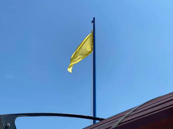海滩上的黄色旗帜 表示有救生员 屋顶是可见的 — 图库照片