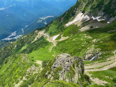 Yeşil zümrüt kafkas dağları. Üst Manzara. Uzakta mavi bir sis var. Hava tonal perspektifi