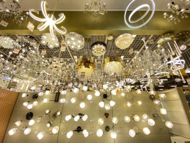 Mari El, Rusya - 21 Temmuz 2021: tavandaki lambalar. Alıcılar için. Geniş bir koleksiyon. Fiyatlar Rus rublesi. Bir sürü ışık.