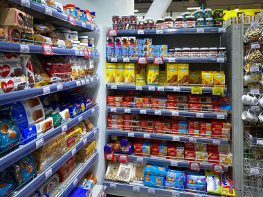 Mari El, Rusya - 21 Temmuz 2021: Dükkanda tezgahlar. Şeker, şeker, kurabiye, waffle. Rusça yazıtlar. Terfi ile sarı ve kırmızı fiyat etiketleri. Çaya karşılık şeker.