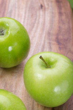 elma bir tahta masa, üstten görünüm, yatay düzen üzerinde. meyve renkli görüntü ile yer yazmak için