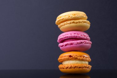 macarons.french küçük kurabiye siyah bir arka plan üzerinde renkli