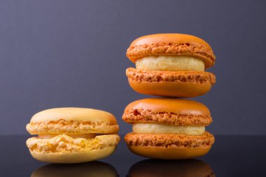 macarons.french küçük kurabiye siyah bir arka plan üzerinde renkli