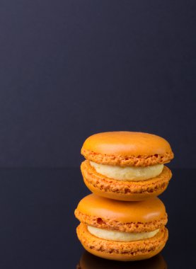 macarons.french küçük kurabiye siyah bir arka plan üzerinde renkli