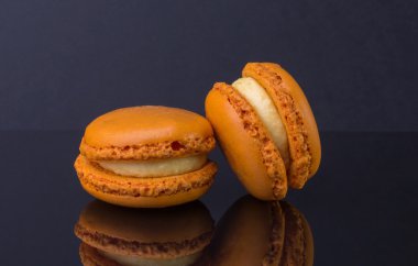 macarons.french küçük kurabiye siyah bir arka plan üzerinde renkli