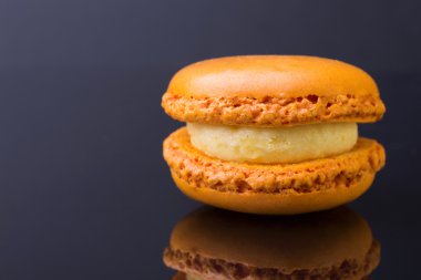 macarons.french küçük kurabiye siyah bir arka plan üzerinde renkli