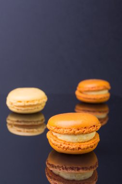 macarons.french küçük kurabiye siyah bir arka plan üzerinde renkli