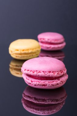 macarons.french küçük kurabiye siyah bir arka plan üzerinde renkli