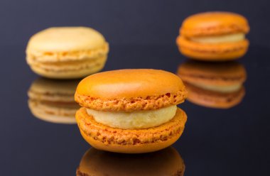 macarons.french küçük kurabiye siyah bir arka plan üzerinde renkli