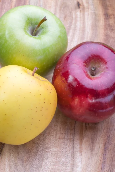 Pommes sur une planche en bois, disposition horizontale. image couleur de fruit avec espace pour écrire — Photo