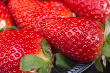 siyah bir zemin üzerine kırmızı çilek. Berry parlak kontrast görüntü.