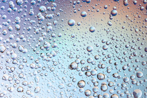 Macro-opname van vloeibare druppeltjes met reflectie. kleur achtergrond met water druppels textuur. kleur voor de kleurovergang — Stockfoto