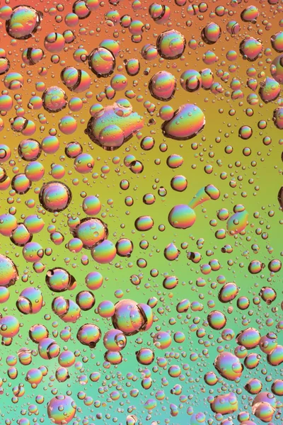 Tembakan makro dari tetesan cairan dengan refleksi. Warna latar belakang dengan tekstur tetes air. warna gradiasi — Stok Foto