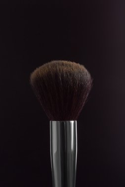 toz siyah bir zemin üzerine fırça. yan görünümü. atış içinde düşük anahtar