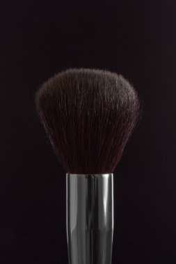 toz siyah bir zemin üzerine fırça. yan görünümü. atış içinde düşük anahtar