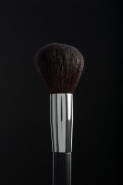 toz siyah bir zemin üzerine fırça. yan görünümü. atış içinde düşük anahtar