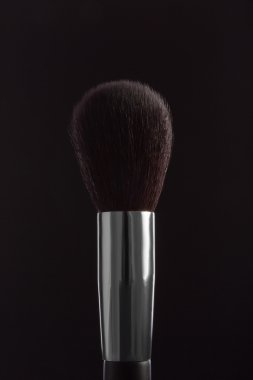 toz siyah bir zemin üzerine fırça. yan görünümü. atış içinde düşük anahtar