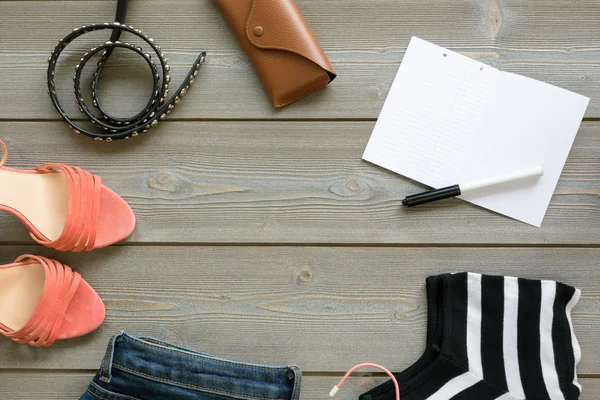 Kadınsal ayarlayın. Giyim jeans stil ve zarif ayakkabılar. düz lay. 