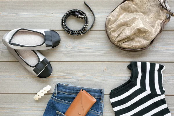 Kadınsal ayarlayın. Giyim jeans stil ve zarif ayakkabılar. düz lay. 