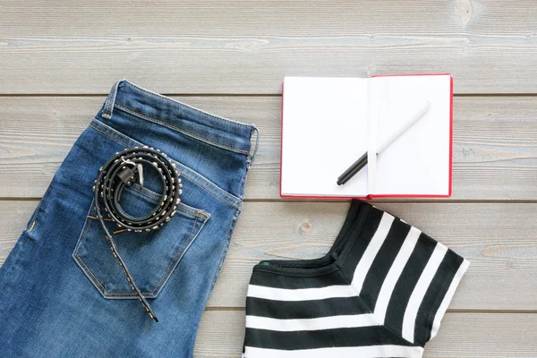 Kadınsal ayarlayın. Giyim jeans stil ve zarif ayakkabılar. düz lay. 