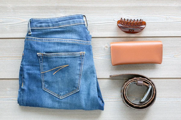 Állítsa be a női dolgok. Ruha jeans stílus és elegáns cipő. lapos lay. — Stock Fotó