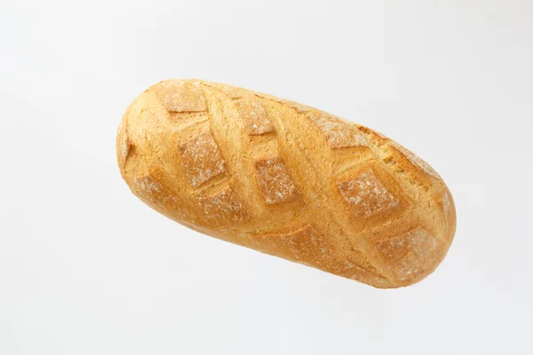 Baguette française sur fond blanc avec espace pour le texte. produit de farine. Du pain complet. emplacement plat un aliment sur un fond blanc . — Photo