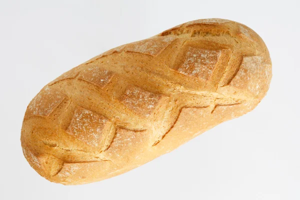 Frans stokbrood op een witte achtergrond met ruimte voor tekst. Brood lange vorm. vlakke locatie een levensmiddel op een witte achtergrond. — Stockfoto