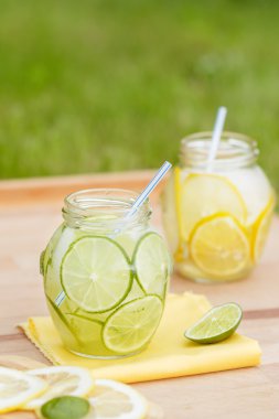 ev yapımı limonata limon ve narenciye kireç. tatlı alkollü içki öğleden sonra yenileniyor. yaşam tarzı