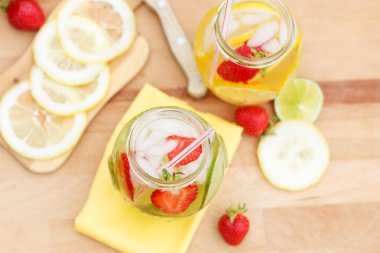 ev yapımı limonata narenciye ve çilek. Gündüz sokakta tatlı içki yenilemeden. yaşam tarzı