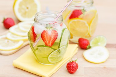 ev yapımı limonata narenciye ve çilek. Gündüz sokakta tatlı içki yenilemeden. yaşam tarzı