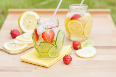 ev yapımı limonata narenciye ve çilek. Gündüz sokakta tatlı içki yenilemeden. yaşam tarzı