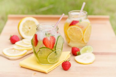 ev yapımı limonata narenciye ve çilek. Gündüz sokakta tatlı içki yenilemeden. yaşam tarzı